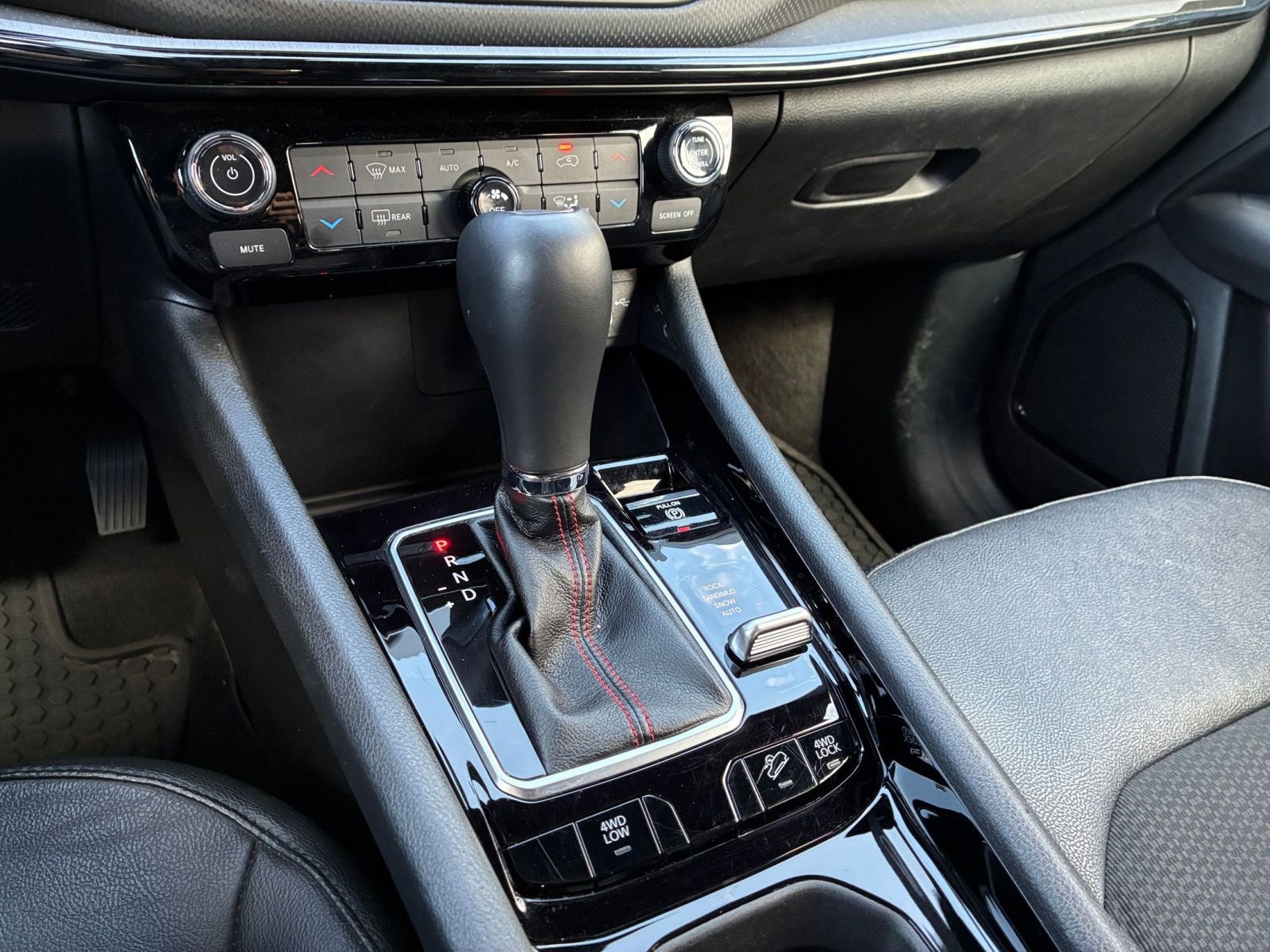 Used 2025 Jeep Compass Trailhawk image 40