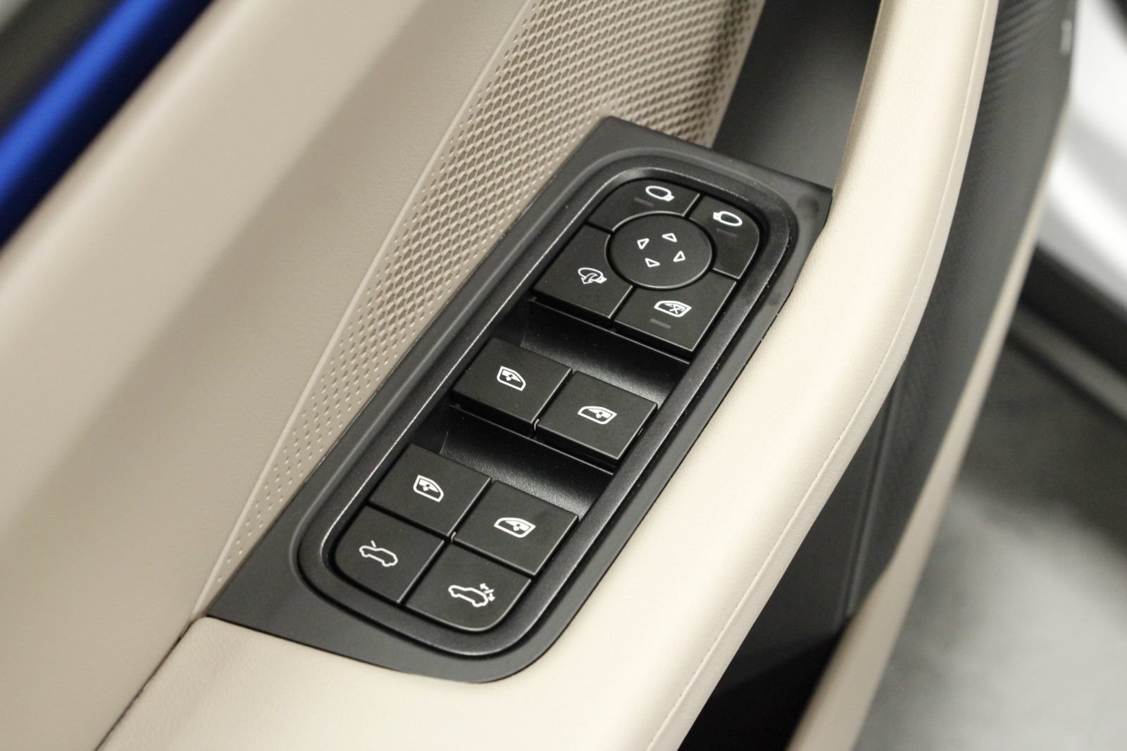 Certified 2025 Porsche Macan Electric RWD image 29