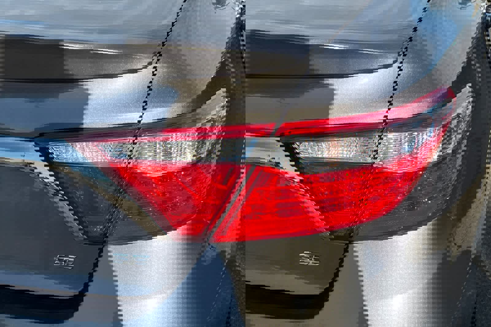 Used 2017 Toyota Camry SE w/ Moonroof Package image 18