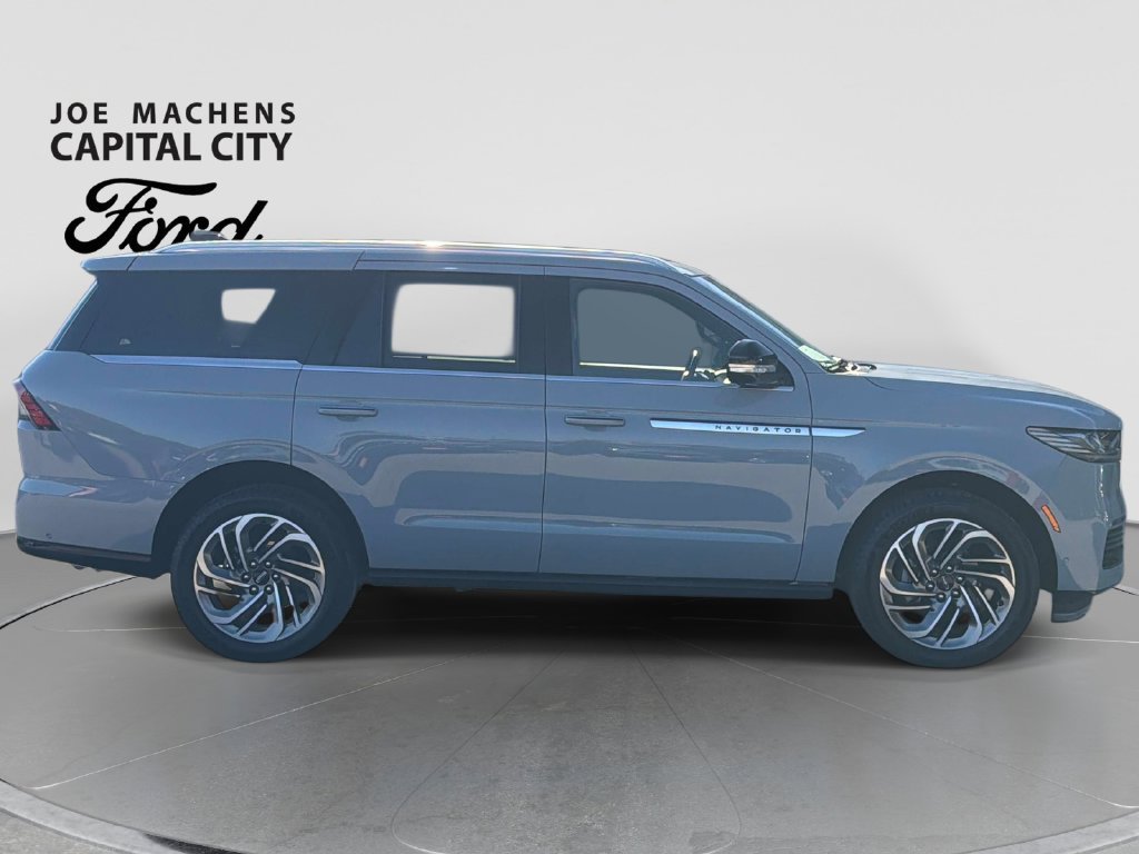 Used 2025 Lincoln Navigator Reserve AWD/4WD image 4