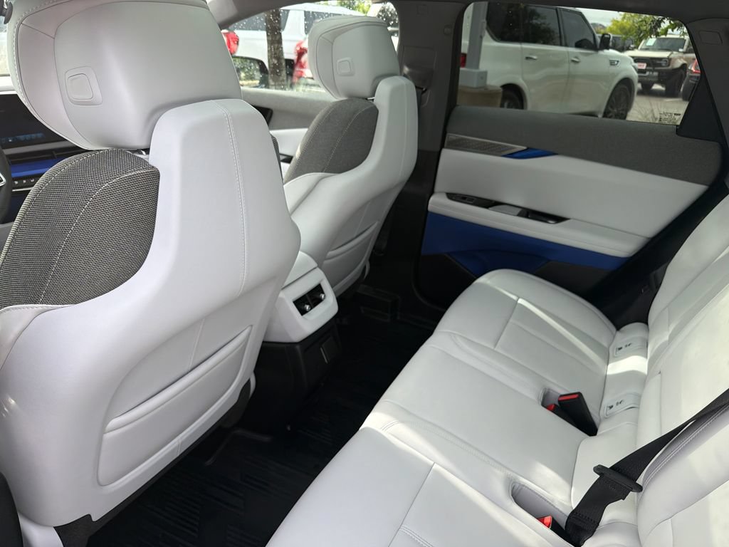 Certified 2025 Cadillac Optiq Sport 1 w/ LPO, Floor Liner Package AWD/4WD image 39