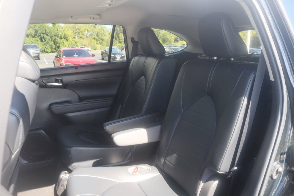 Used 2023 Toyota Highlander XLE AWD/4WD image 19