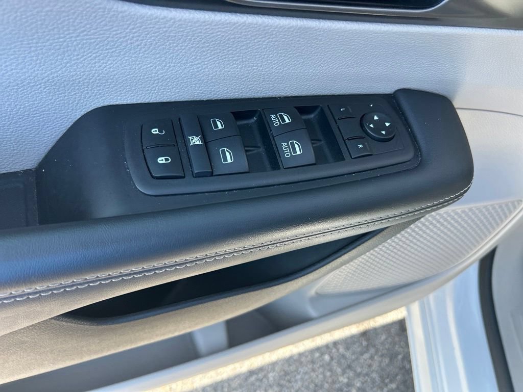 Certified 2024 Chrysler Pacifica Touring-L FWD image 30