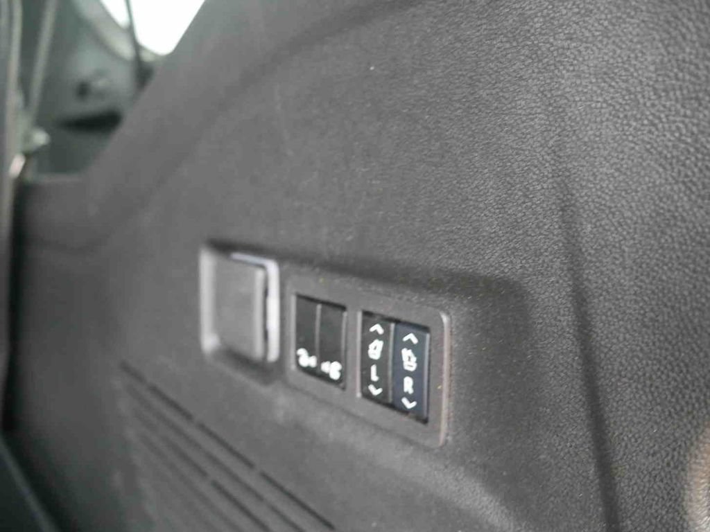 Used 2024 GMC Yukon XL Denali AWD/4WD image 10