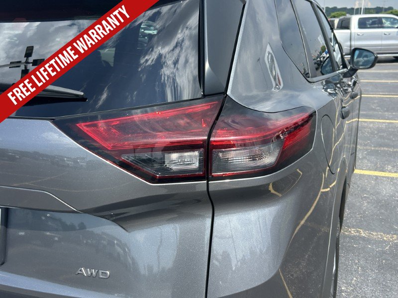 Used 2024 Nissan Rogue S AWD/4WD image 13