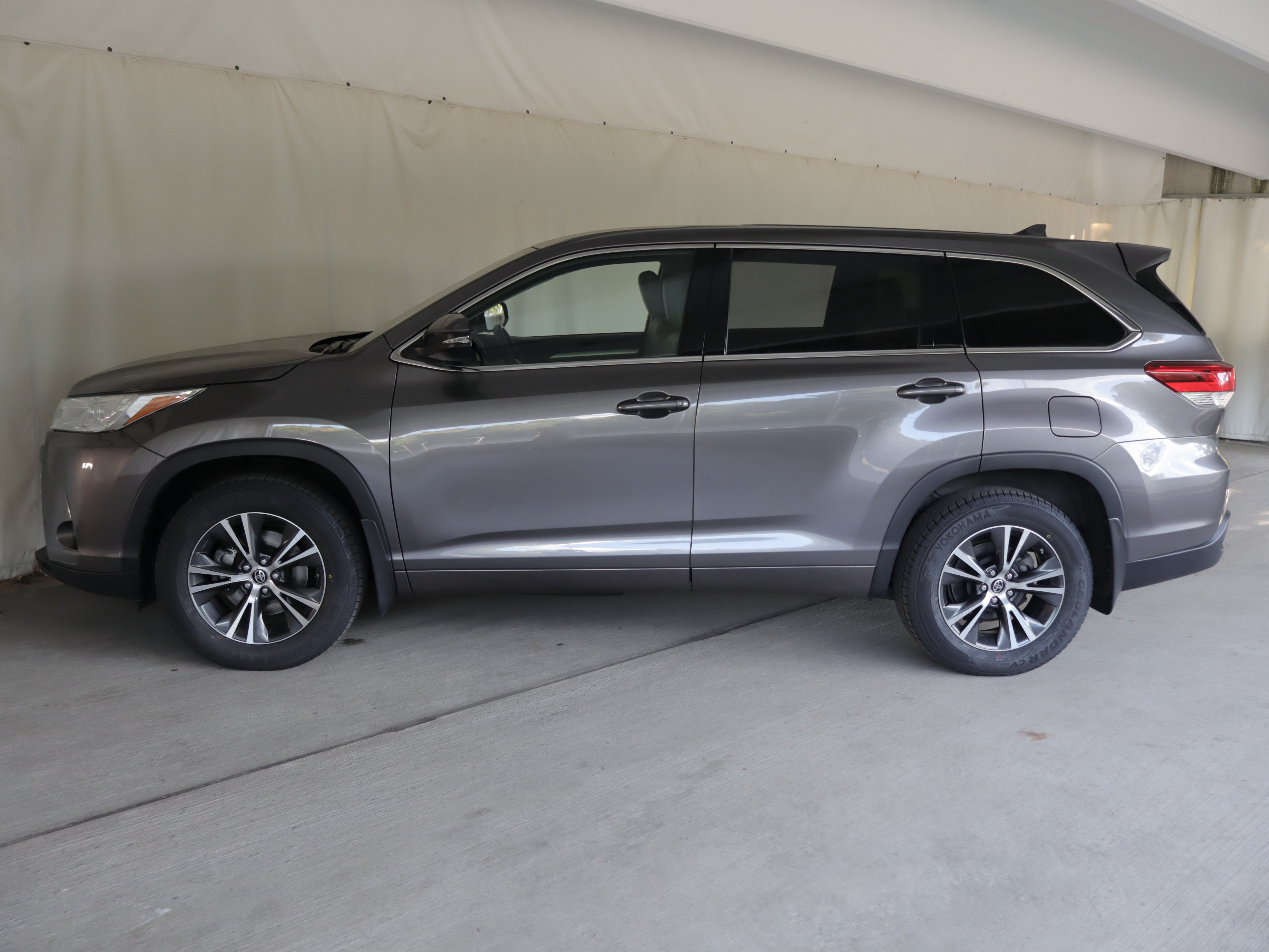 Used 2018 Toyota Highlander Plus AWD/4WD image 25