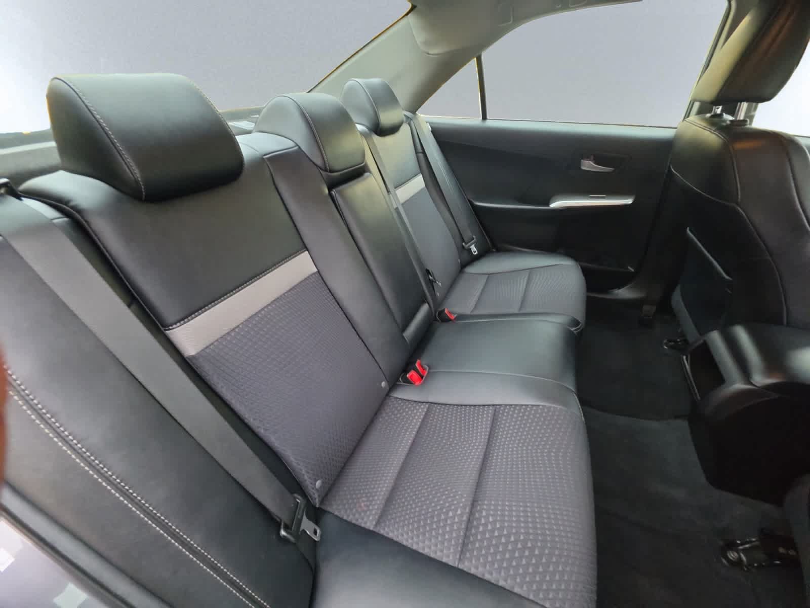 Used 2014 Toyota Camry SE FWD image 18