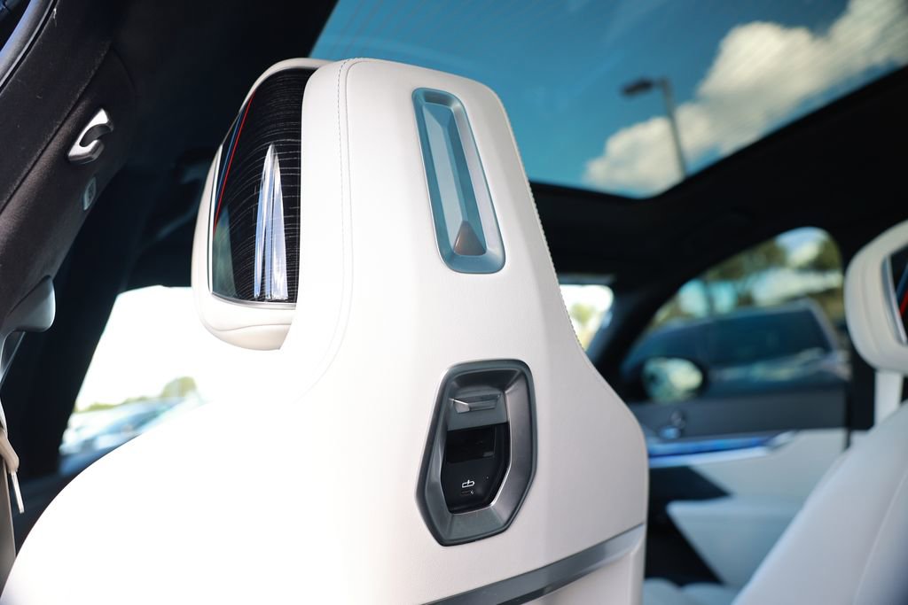 Used 2025 BMW i7 xDrive60 w/ Executive Package image 37