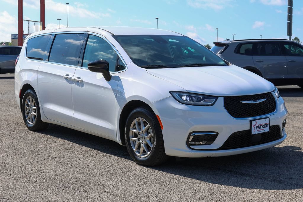 Used 2024 Chrysler Pacifica Touring-L FWD image 1