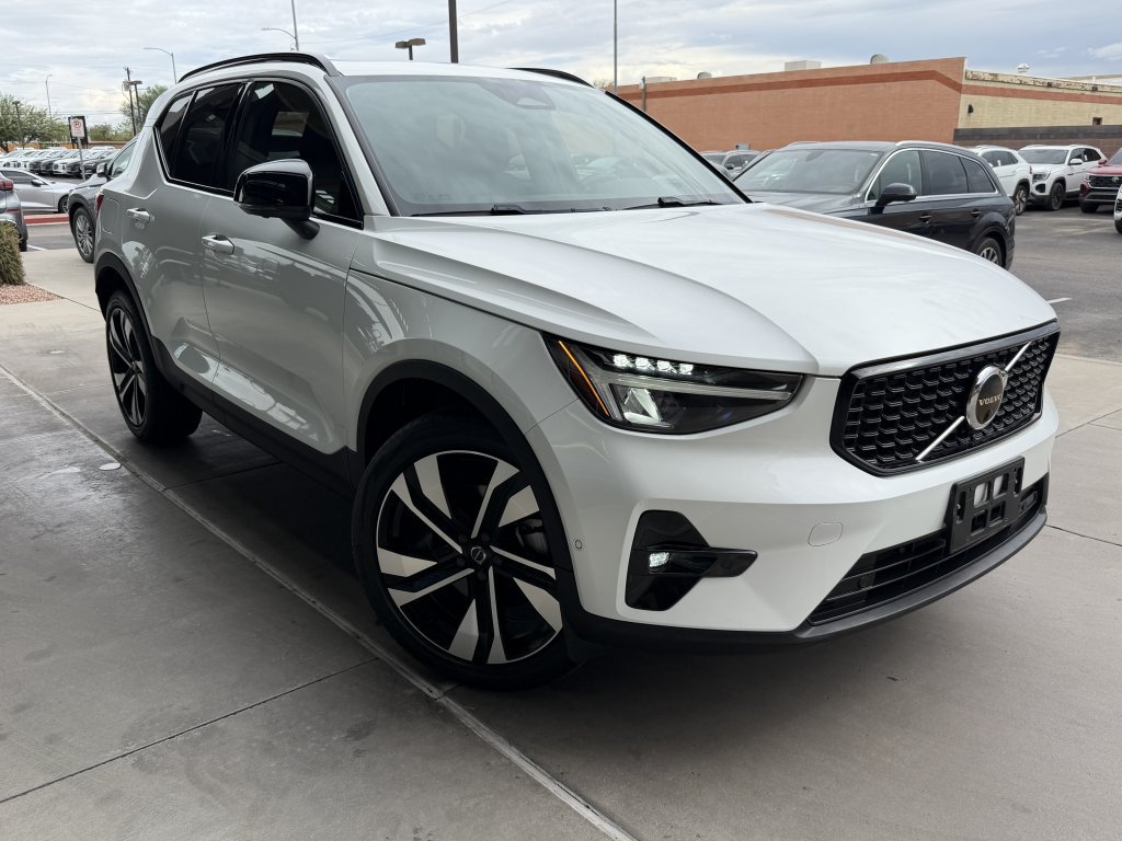 Used 2023 Volvo XC40 B5 Plus w/ Driver Assist Package AWD/4WD image 6