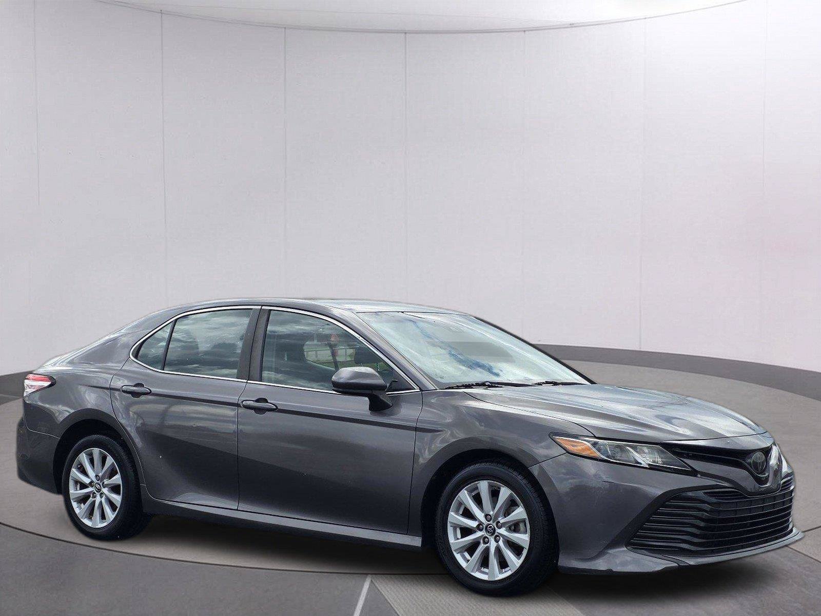 Used 2018 Toyota Camry LE FWD image 3