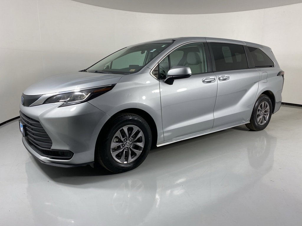Used 2023 Toyota Sienna LE image 3