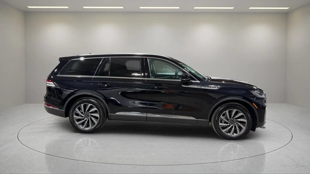 Certified 2025 Lincoln Aviator AWD image 2