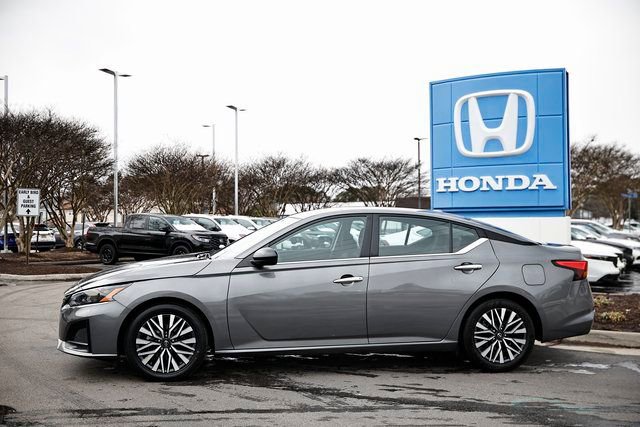 Used 2025 Nissan Altima 2.5 SV image 4