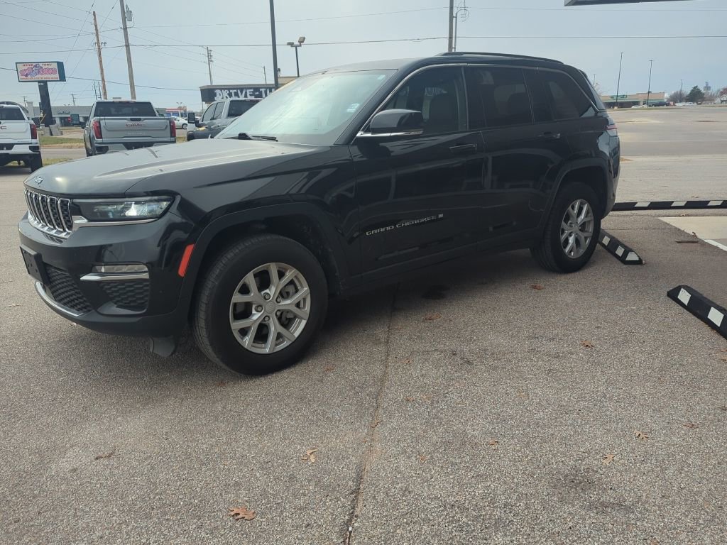 Used 2024 Jeep Grand Cherokee Limited image 3