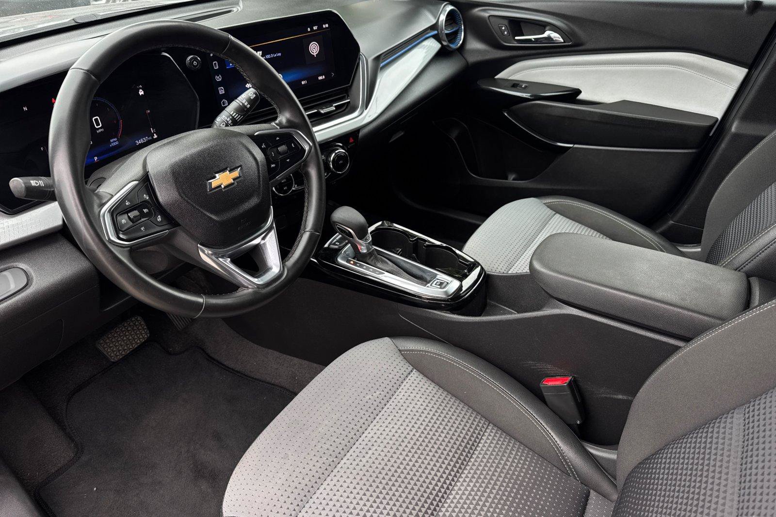 Used 2025 Chevrolet Trax LT w/ Driver Confidence Package FWD image 2