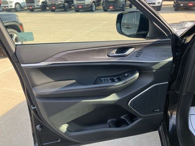 Used 2023 Jeep Grand Cherokee Limited image 9