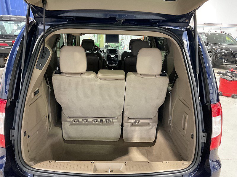 Used 2014 Chrysler Town & Country Limited w/ Luxury Group image 19