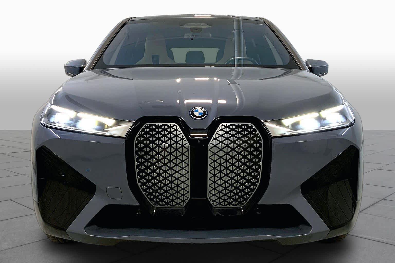 Used 2024 BMW iX xDrive50 w/ Sport Package AWD/4WD image 3