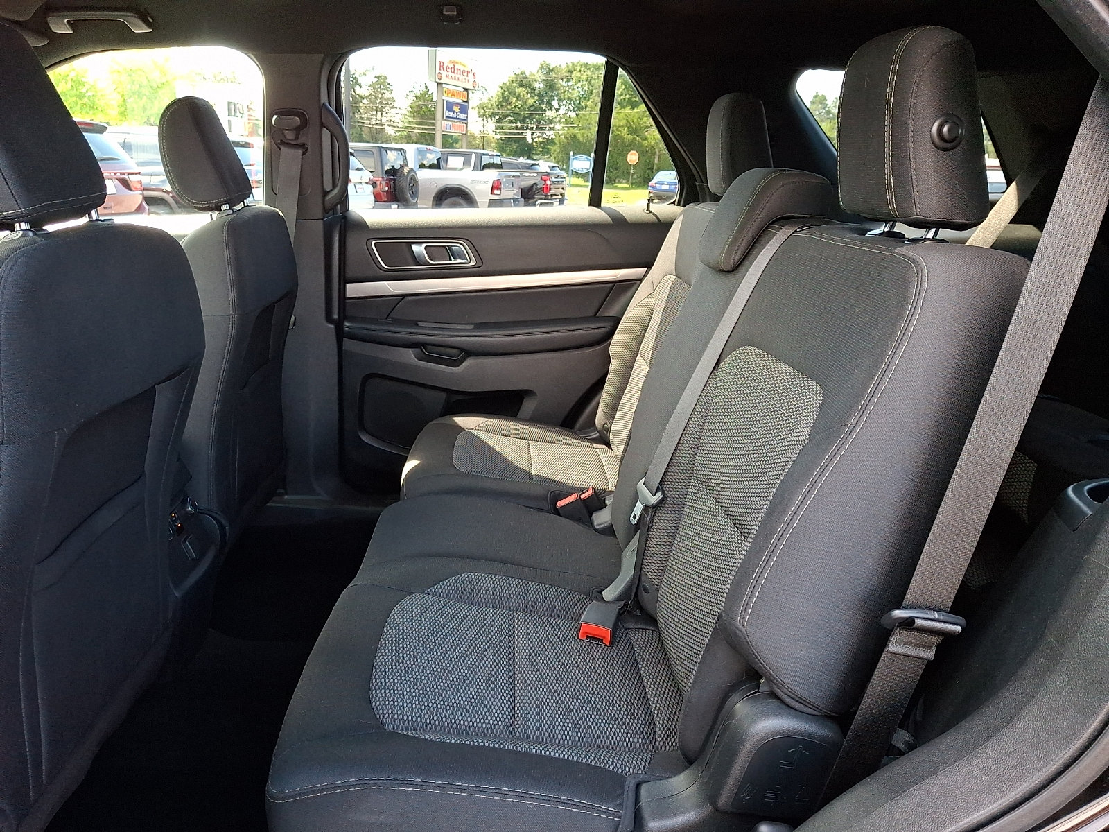 Used 2018 Ford Explorer XLT AWD/4WD image 10