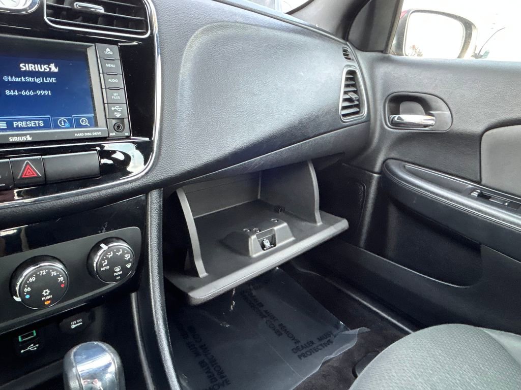 Used 2011 Chrysler 200 Touring FWD image 26