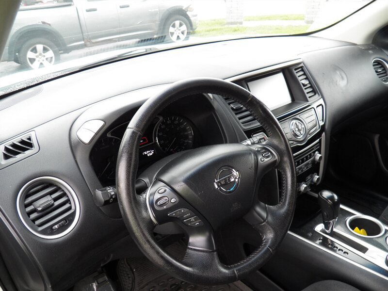 Used 2013 Nissan Pathfinder SV AWD/4WD image 4