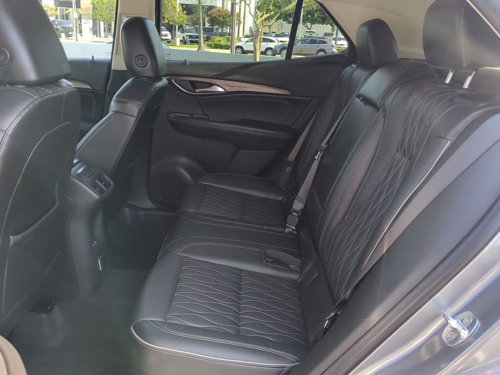 Used 2021 Buick Envision Avenir w/ Technology Package II FWD image 29