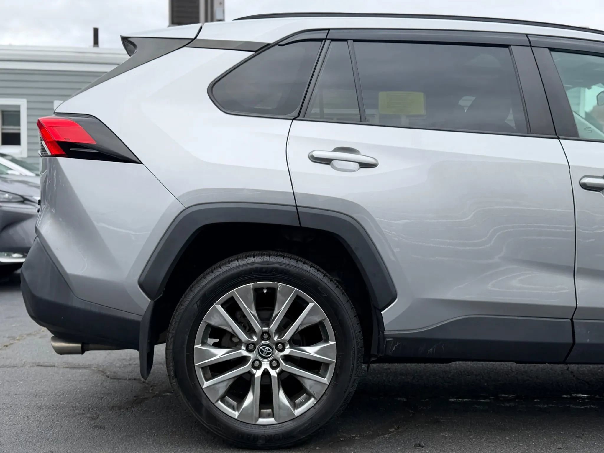 Used 2019 Toyota RAV4 XLE Premium image 23