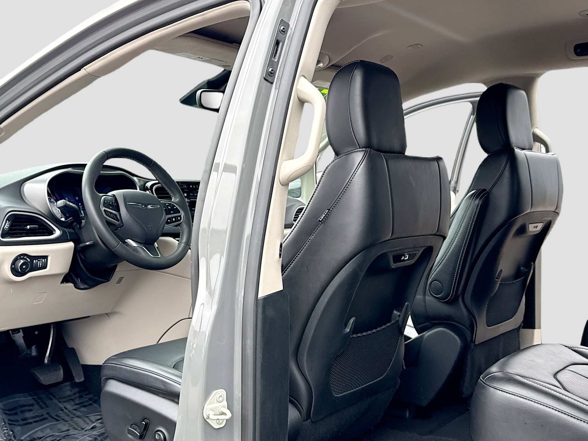 Used 2023 Chrysler Pacifica Touring-L FWD image 6