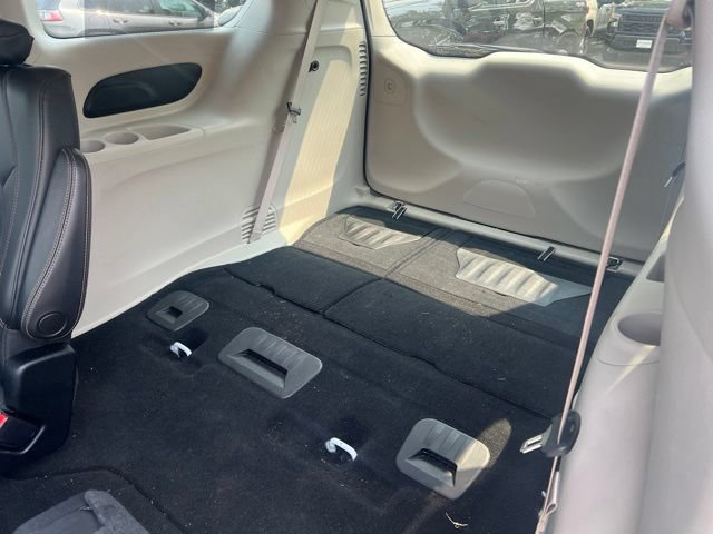 Used 2018 Chrysler Pacifica Touring-L FWD image 18