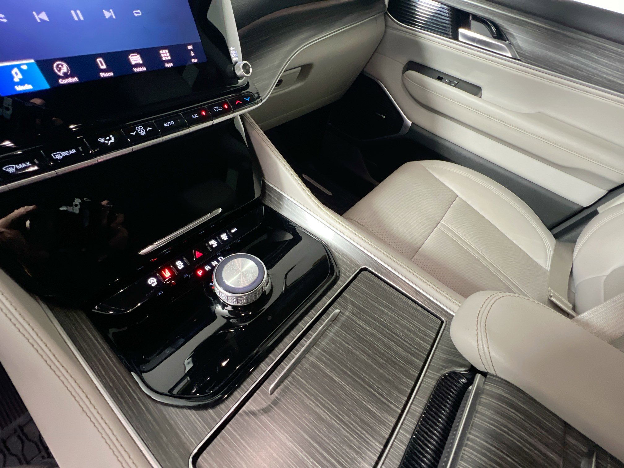 Used 2024 Jeep Wagoneer Series II w/ Flexible Seating Group image 26