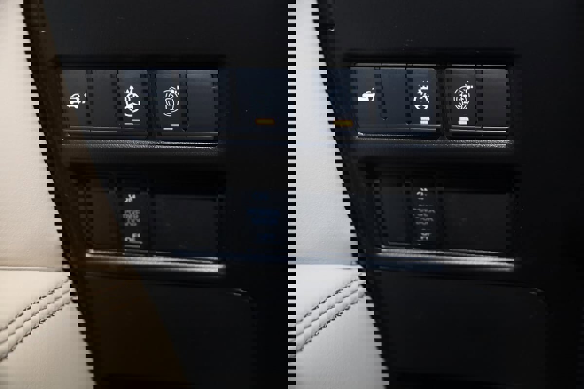 Used 2024 Nissan Armada SL w/ Captain's Chairs Package image 33