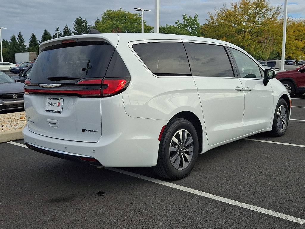 Used 2023 Chrysler Pacifica Touring-L FWD image 6