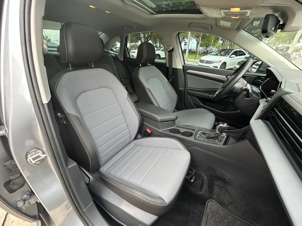 Certified 2025 Volkswagen Jetta SE FWD image 34