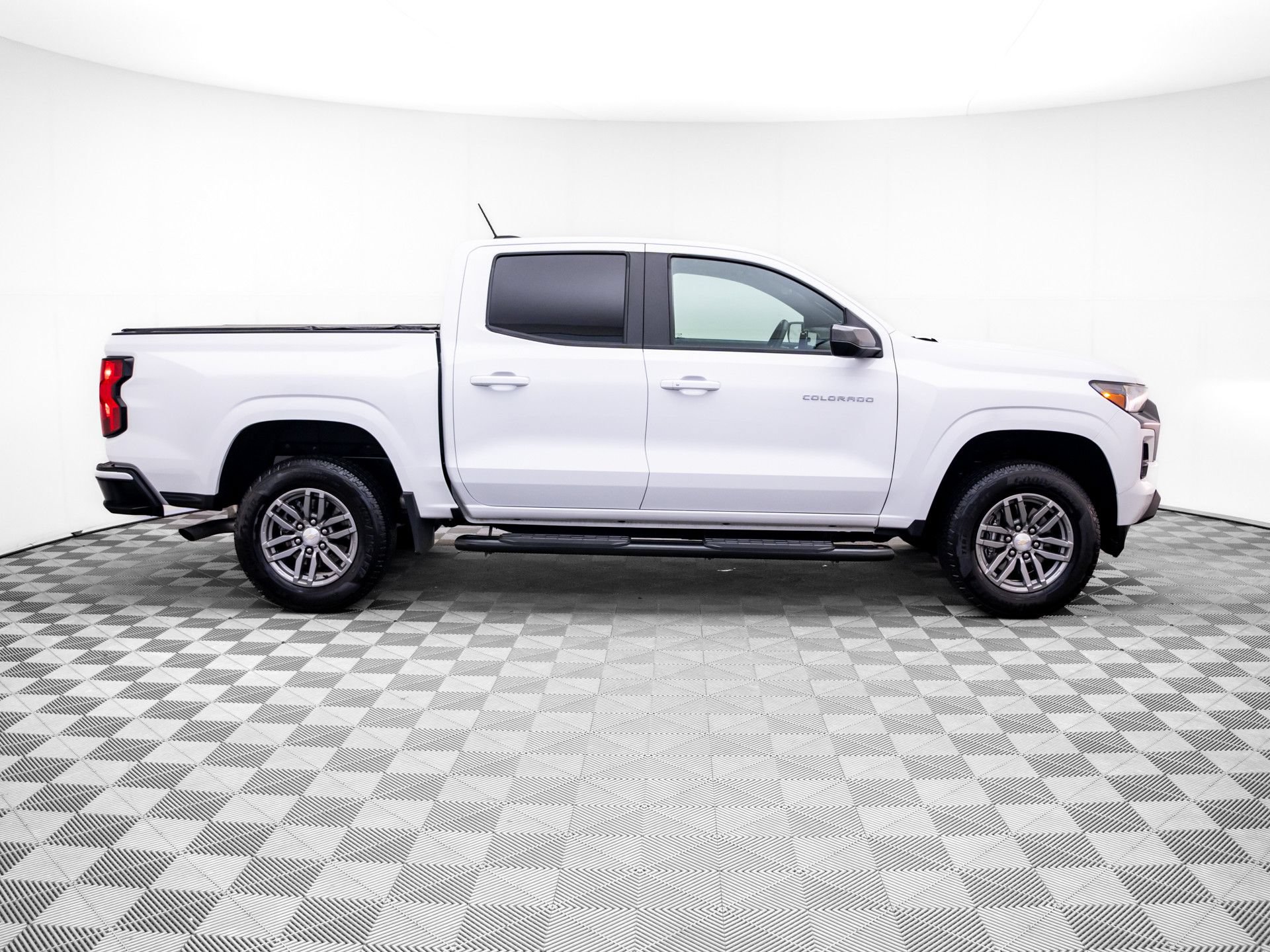 Used 2024 Chevrolet Colorado LT RWD image 7