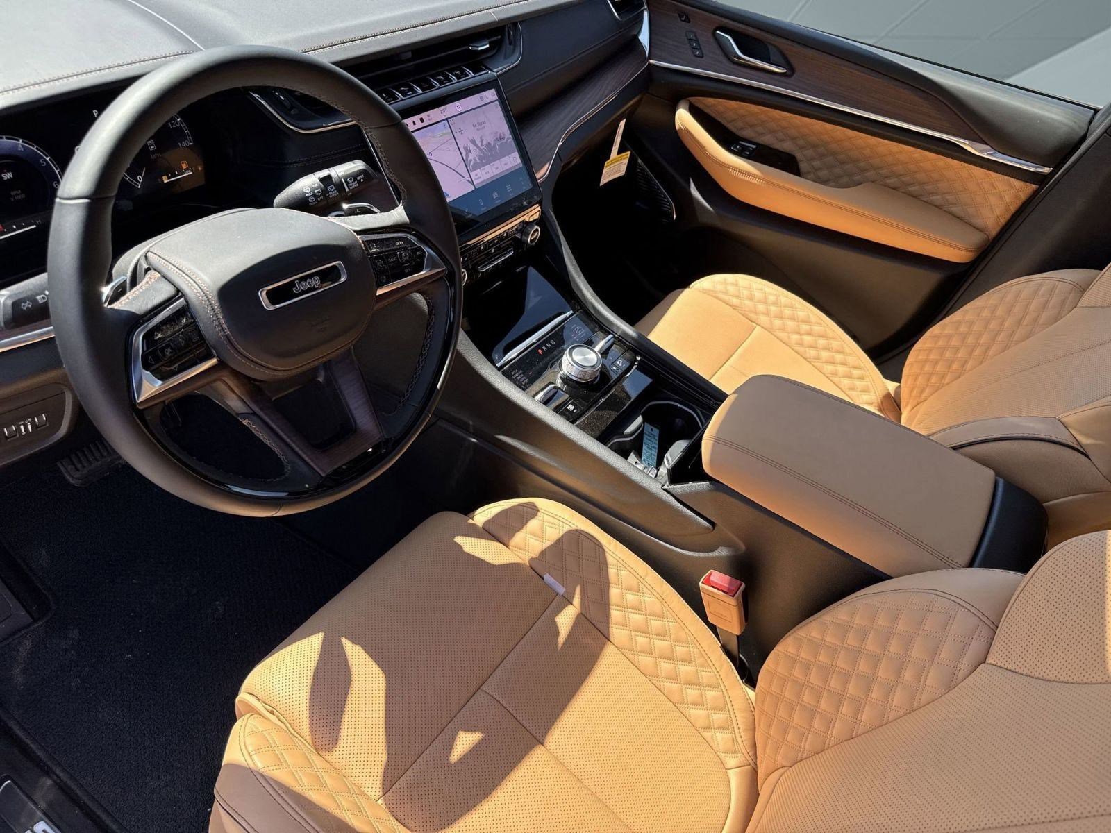 New 2025 Jeep Grand Cherokee Summit w/ Luxury Tech Group V image 2