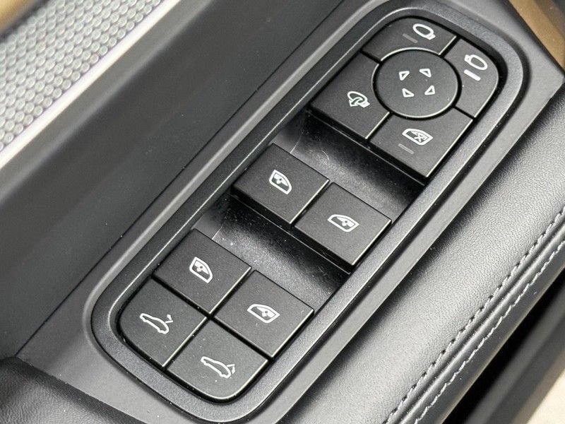 Certified 2025 Porsche Cayenne AWD/4WD image 24