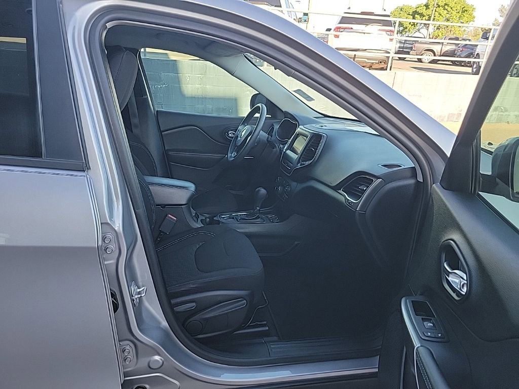 Used 2020 Jeep Cherokee Latitude FWD image 16