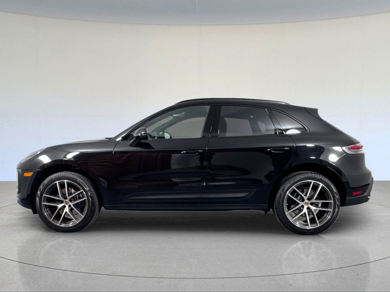 Certified 2026 Porsche Macan AWD/4WD image 2