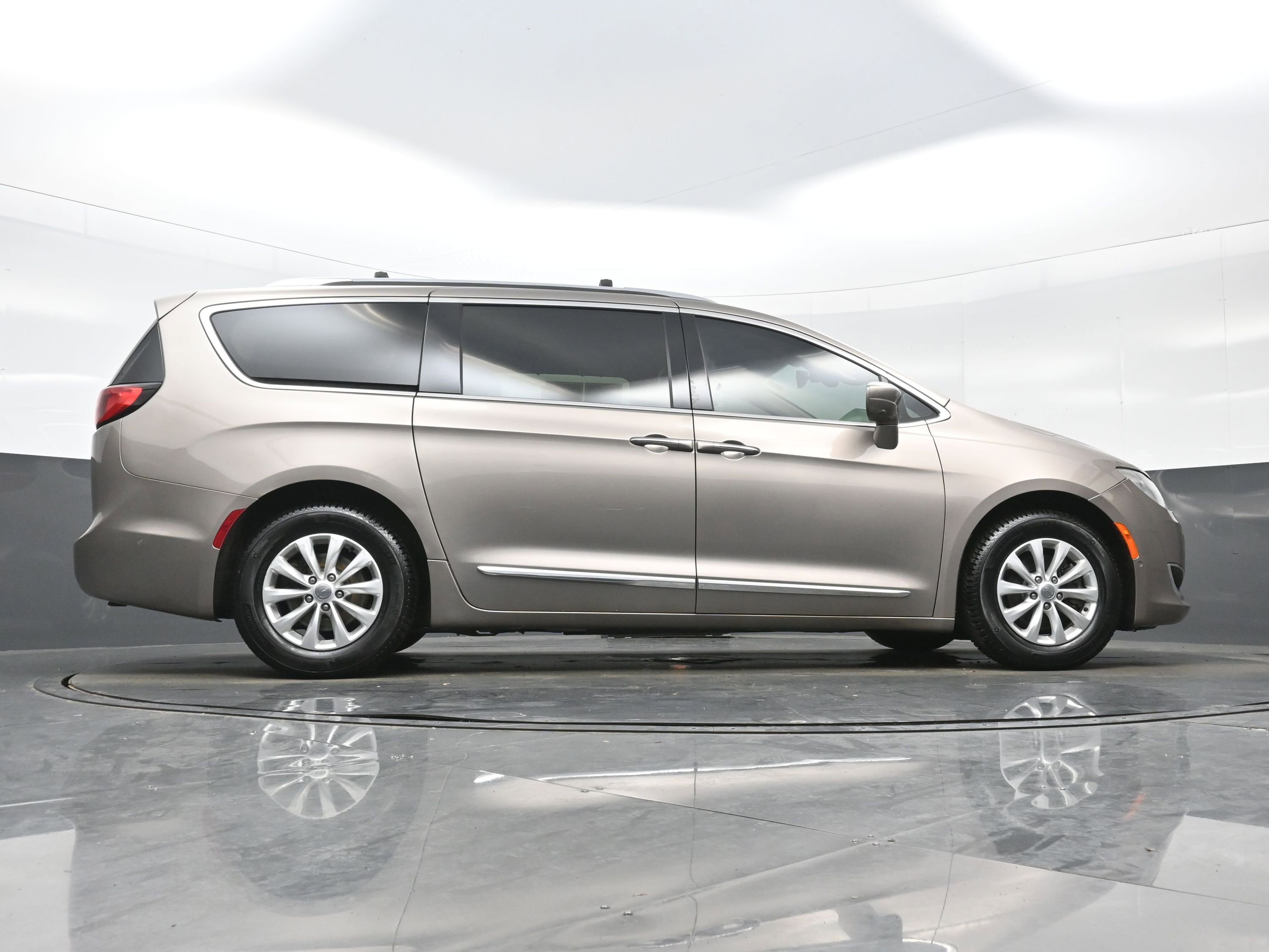 Used 2018 Chrysler Pacifica Touring-L Plus w/ Advanced Safetytec Group FWD image 34