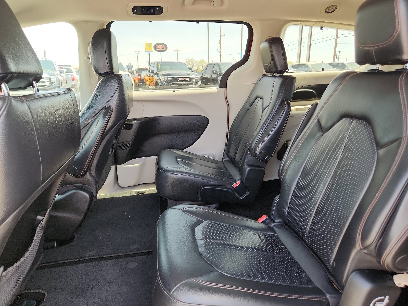 Used 2018 Chrysler Pacifica Touring-L FWD image 10