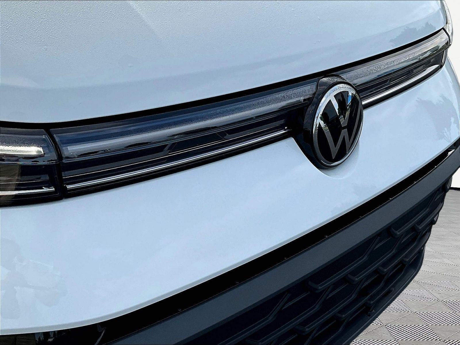 Used 2025 Volkswagen Taos SE FWD image 34