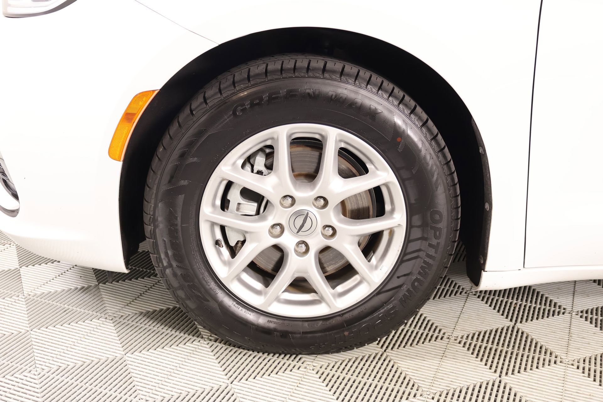 Used 2023 Chrysler Pacifica Touring-L image 18