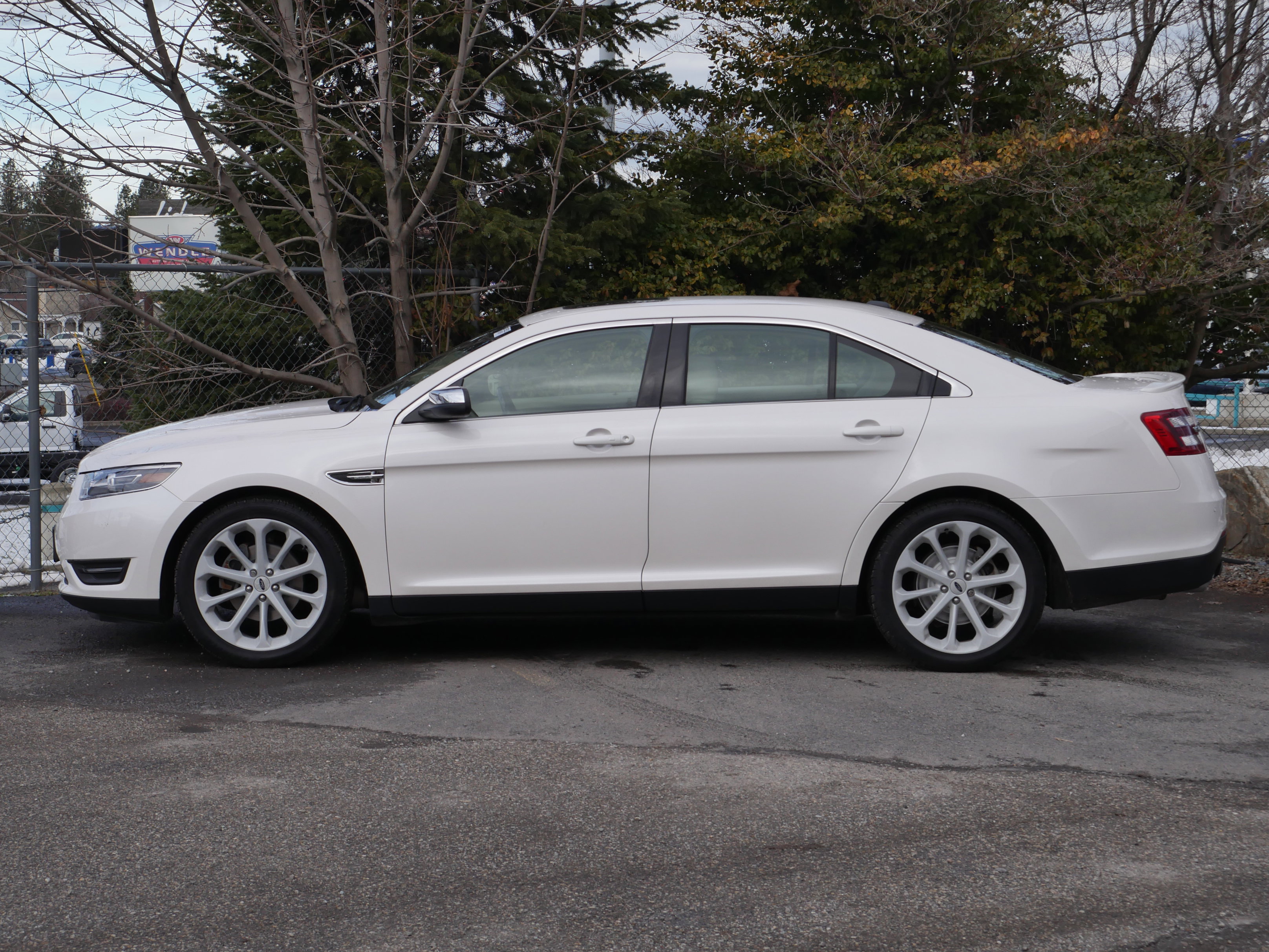 Used 2017 Ford Taurus Limited image 18