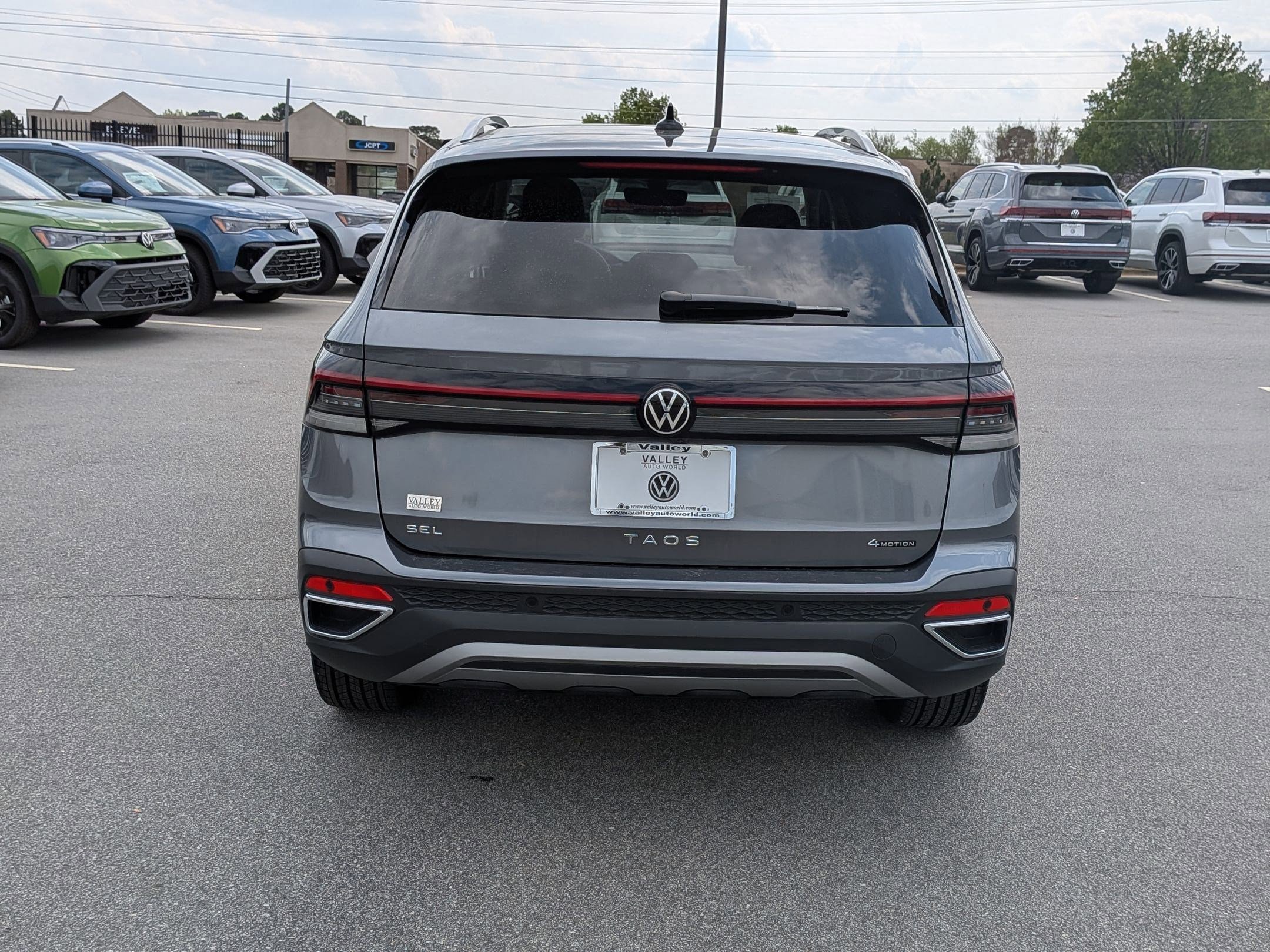Used 2025 Volkswagen Taos SEL AWD/4WD image 4
