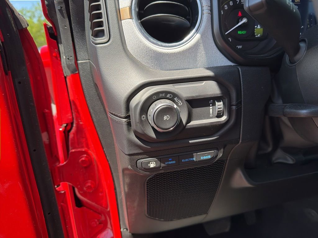 Used 2025 Jeep Wrangler Unlimited Sahara AWD/4WD image 19