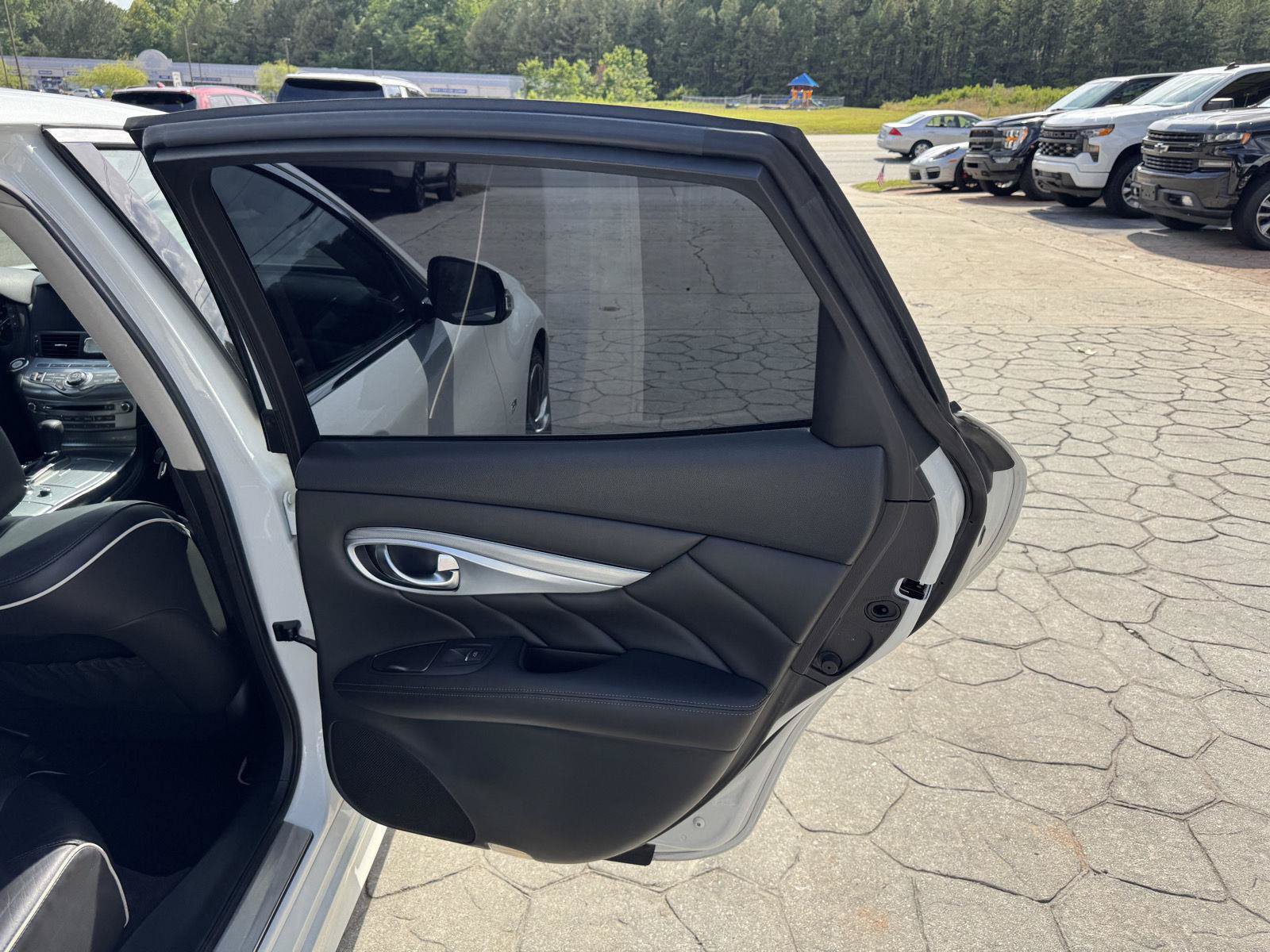 Used 2018 INFINITI Q70 Luxe RWD image 15