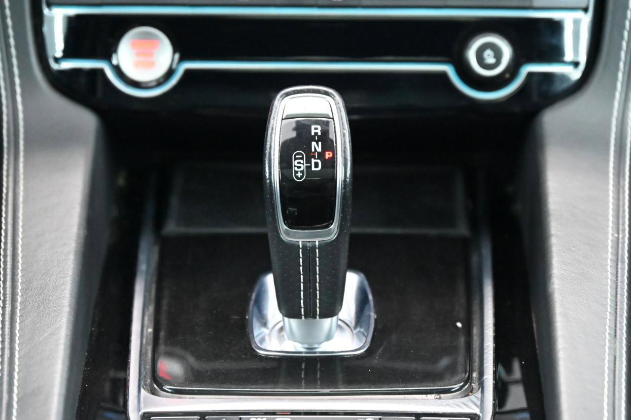 Used 2020 Jaguar F-PACE SVR image 36