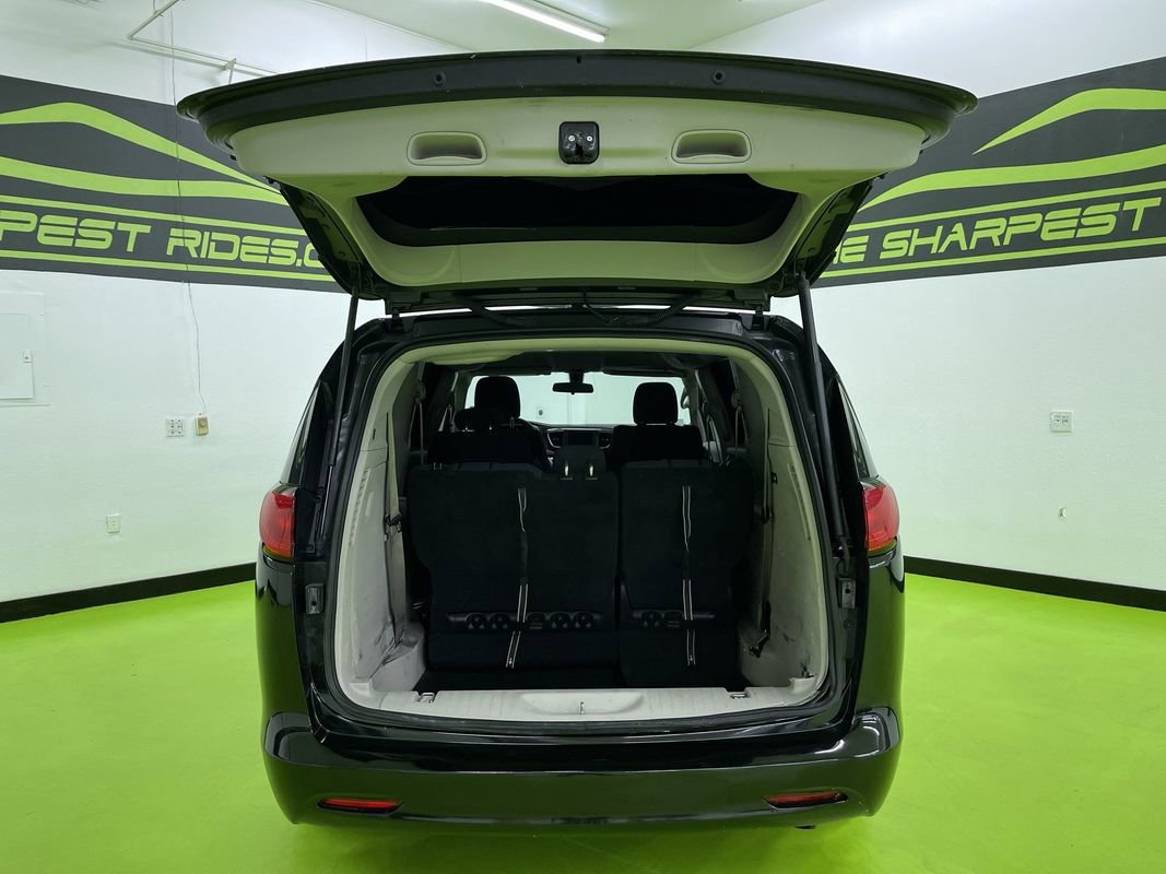Used 2022 Chrysler Voyager LX image 9