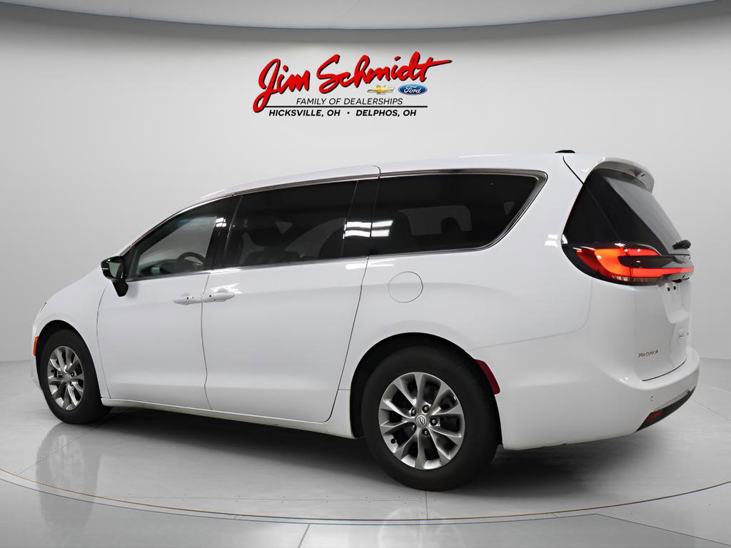 Used 2026 Chrysler Pacifica Limited image 4